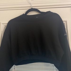 NWT ALO  cropped black sweatshirt! Retail $128 🔥🔥